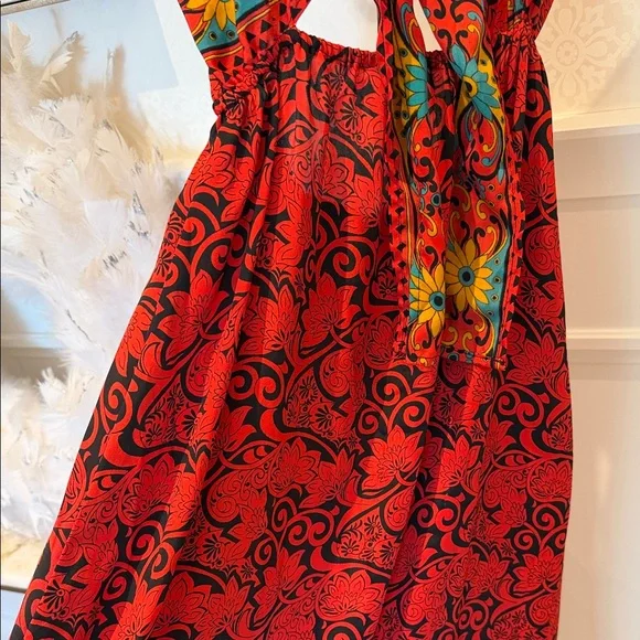 Chic Backless Red Dress with Black Pattern - Picture 3 of 5